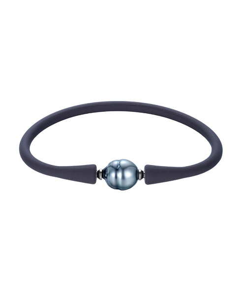 Bracelet with dark blue rubber band and a 10–11mm Tahitian baroque pearl centerpiece