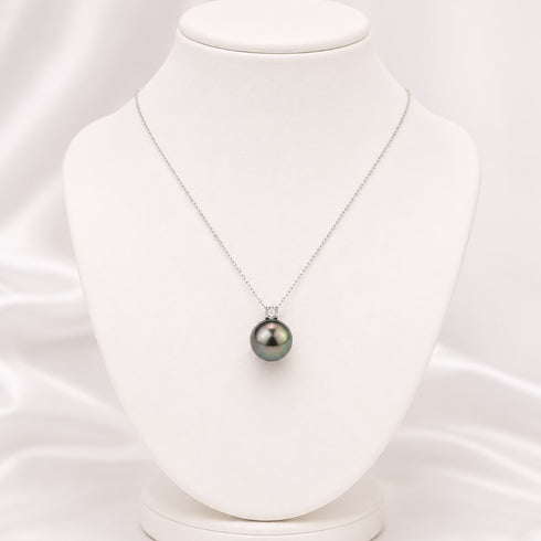 Pendant necklace with 10–11mm Tahitian pearl and Sasha CZ on an 18K white gold chain.