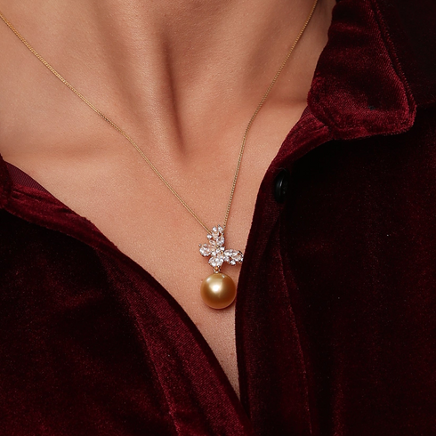 Necklace Golden South Sea Pearl Butterfly Pendant with a diamond-studded butterfly motif on a gold chain