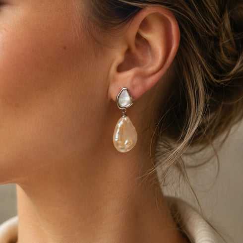 Earrings House of Pearls - MD: 11–13mm freshwater peach baroque pearl shell stud with teardrop pearl drop