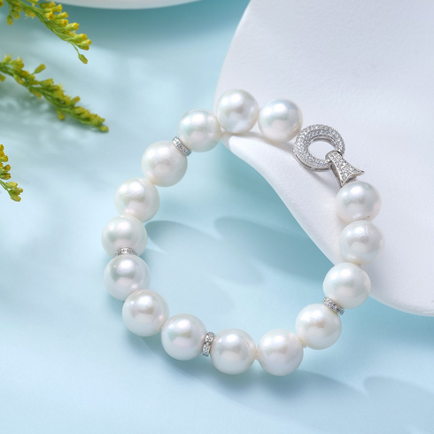 Bracelet with 11–13mm white Edison pearls and pavé diamond clasp
