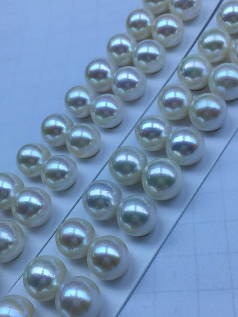 Freshwater pearl beads, luminous white, arranged on display strips