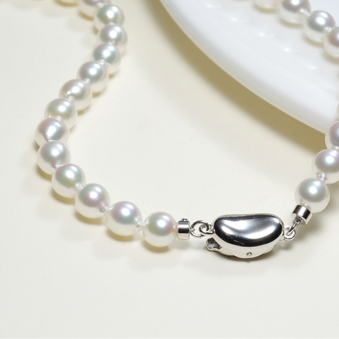 Pearl necklace: 7.0–7.5mm Japanese Akoya Rosé pearls on a silver-toned strand with a polished clasp.