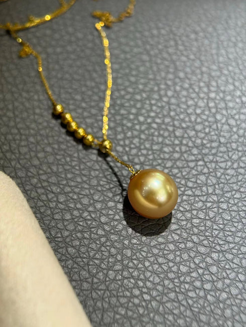 Necklace with a 10-11mm Golden South Sea pearl on a delicate gold Y-chain