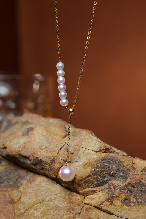 Necklace Y-shaped with 5-6mm white Akoya pearl pendant on an 18K gold chain