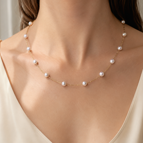 Pearl necklace: white Japanese Akoya pearl constellation on a delicate 18K gold chain