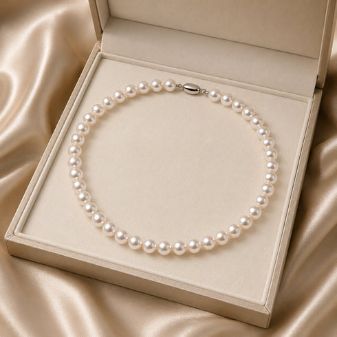 Pearl necklace, 8.5–9.0mm white Japanese Akoya Hanadama, GRC-certified, displayed in a beige jewelry box