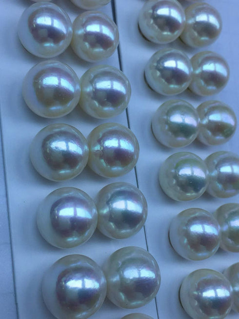 Pearl stud earrings with 13–14mm luminous white freshwater pearls
