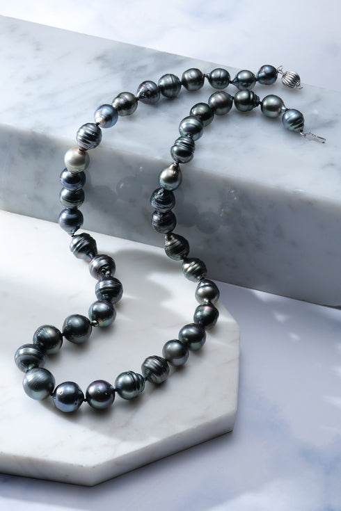 Tahitian Pearl Baroque Circle Necklace with 8-11mm AAA-grade dark pearls on a delicate chain