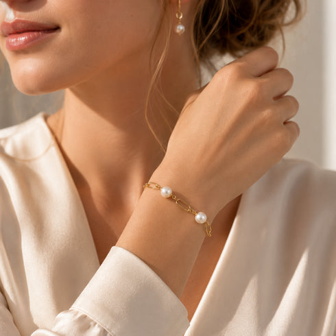 Bracelet with 8–9mm freshwater pearls on a gold-tone chain.