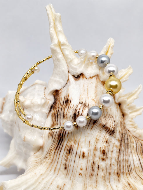 Bracelet Smile Golden South Sea & Japanese Akoya Pearl Bangle with a textured gold band and white and golden pearls