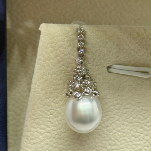 10–11mm Australian White South Sea Oval Pearl Regal Crown Earrings