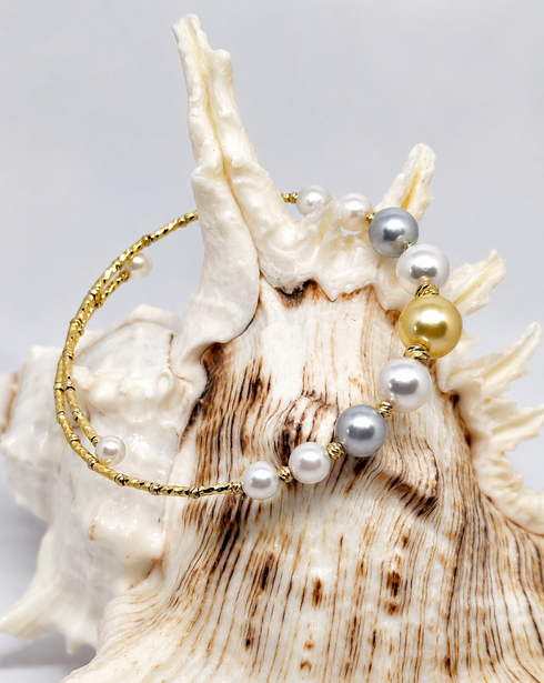 Bracelet Smile Golden South Sea & Japanese Akoya Pearl Bangle with a textured gold band and white and golden pearls