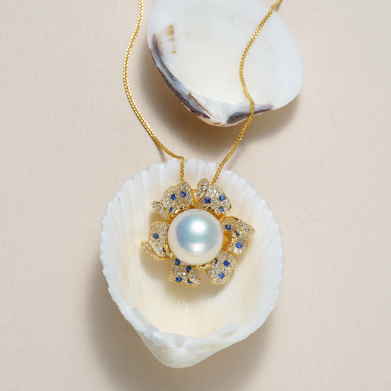 Necklace pendant, gold-tone flower with sapphire halo around a 13–14mm Edison pearl, House Of Pearls - JX