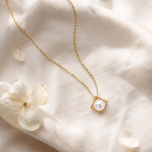 Sicily pendant necklace with a 7–8mm freshwater pearl in a gold square frame on a thin gold chain