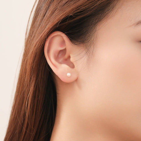 Pearl stud earrings, white 4–5mm with silver setting.