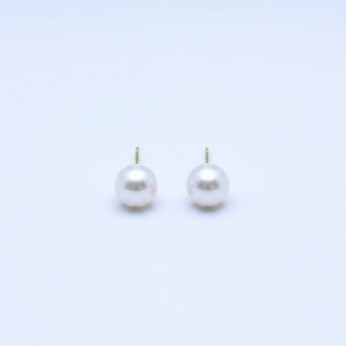 Pearl stud earrings (2), 6-7mm freshwater pearls on gold posts, white