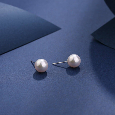 Pearl stud earrings (Akoya, 5.5-7.5mm) with white pearls on silver posts, set of 2