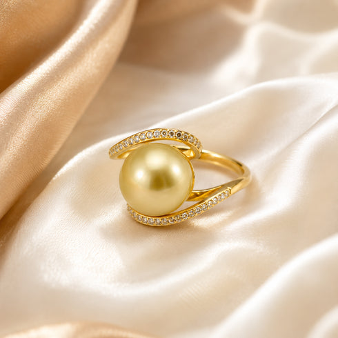 Ring: 12-13mm golden South Sea pearl with pavé-diamond band, gold, House of Pearls - MZ