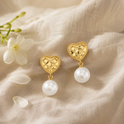 Earrings: pair of gold heart-shaped earrings with rope-edge frame and 10-11mm freshwater pearl drops
