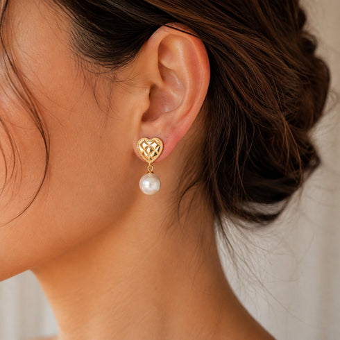 Earrings: gold-tone heart stud with a 10–11mm freshwater pearl drop
