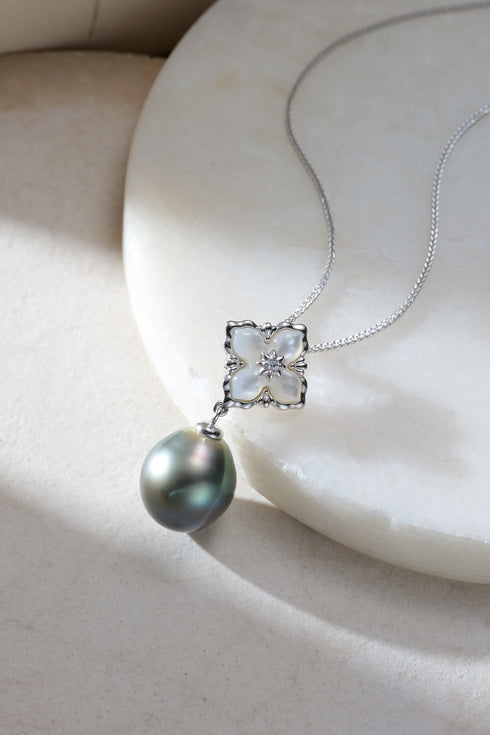 Necklace Tahitian Black Pearl Pendant on silver chain with a flower-shaped white mother-of-pearl setting