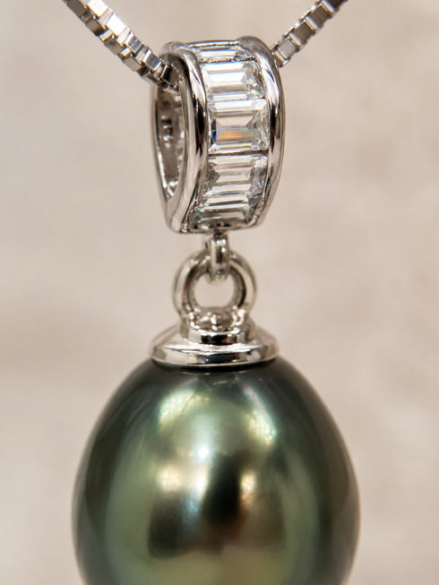 Necklace pendant in sterling silver featuring a 10–11mm Tahitian pearl with a baguette-cut CZ ring