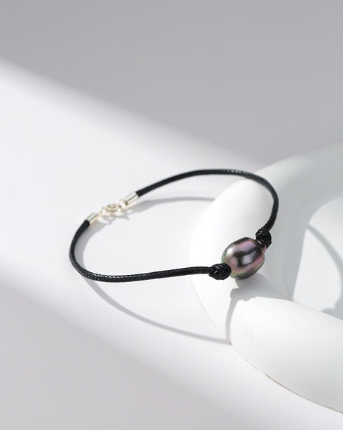 Bracelet with Tahitian South Sea Baroque pearl on black leather cord, adjustable sizes.