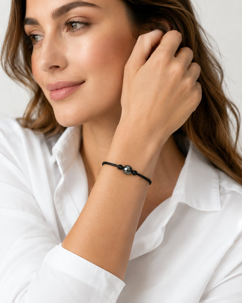 Bracelet: Tahitian Baroque Pearl Knotted Leather with black cord and a central dark pearl.
